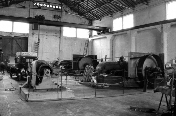 Centrale hydroélectrique, intérieur : transmission de la turbine et alternateur. © Région Bourgogne-Franche-Comté, Inventaire du patrimoine