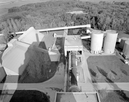 Stockage clinkers (D) et four rotatif, depuis le haut des silos. © Région Bourgogne-Franche-Comté, Inventaire du patrimoine