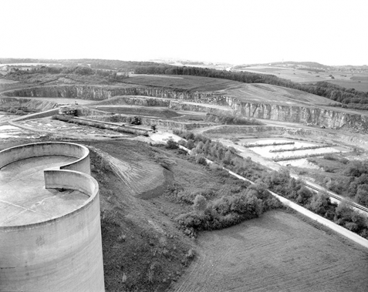 Terrasse de silos, carrière et bassins de décantation. © Région Bourgogne-Franche-Comté, Inventaire du patrimoine