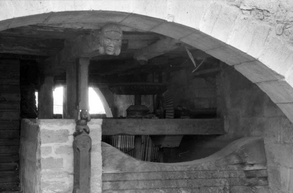 Pilier de soutènement sculpté et transmission de la turbine. © Région Bourgogne-Franche-Comté, Inventaire du patrimoine