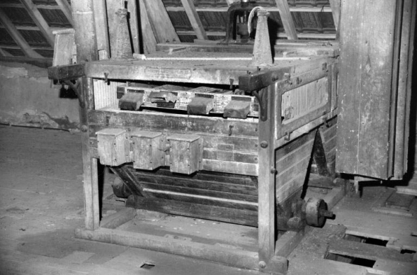 Minoterie, étage de comble : trieur à grains Lacroix. © Région Bourgogne-Franche-Comté, Inventaire du patrimoine