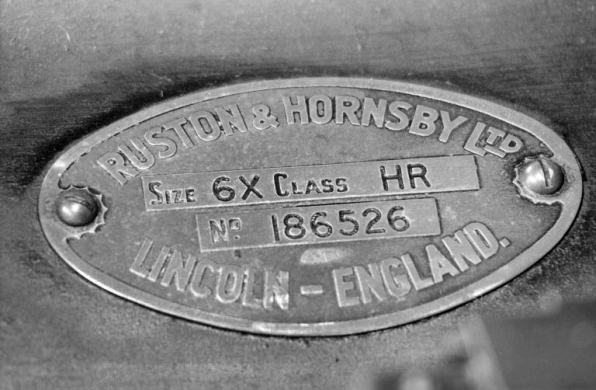 Moteur Ruston et Hornsby : plaque de constructeur. © Région Bourgogne-Franche-Comté, Inventaire du patrimoine