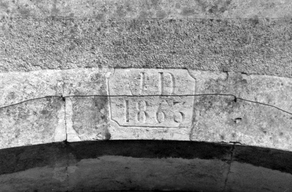 Portail d'entrée de la grange : date et inscription. © Région Bourgogne-Franche-Comté, Inventaire du patrimoine