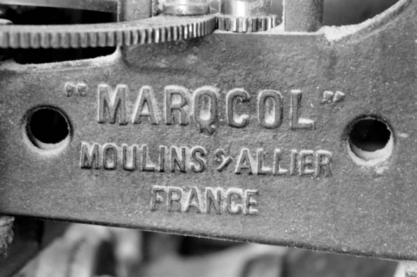 Scie à ruban Marqcol : plaque de constructeur. © Région Bourgogne-Franche-Comté, Inventaire du patrimoine