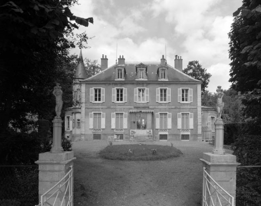 Façade antérieure de l'habitattion depuis l'entrée de la deuxième cour. © Région Bourgogne-Franche-Comté, Inventaire du patrimoine