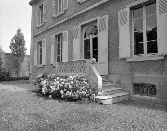 Détail : perron sur la façade postérieure de l'habitation. © Région Bourgogne-Franche-Comté, Inventaire du patrimoine