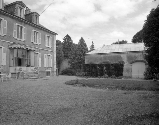 Remise à droite et habitation de trois quarts droit. © Région Bourgogne-Franche-Comté, Inventaire du patrimoine