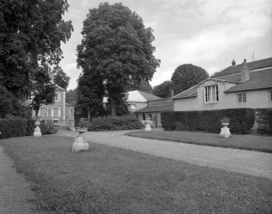 Communs, partie droite, et habitation depuis la première cour. © Région Bourgogne-Franche-Comté, Inventaire du patrimoine