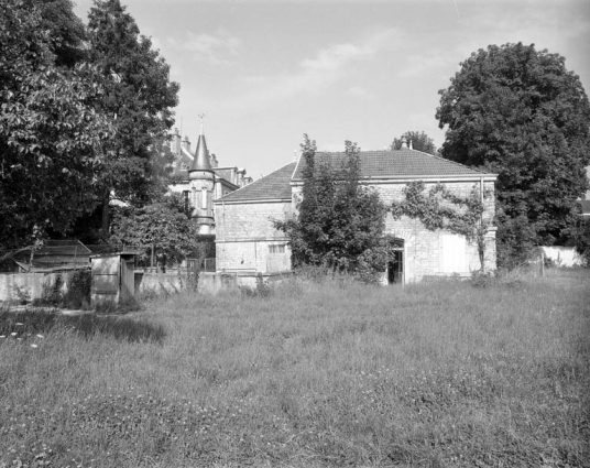 Façade postérieure de l'écurie depuis la cour des parties commerciales. © Région Bourgogne-Franche-Comté, Inventaire du patrimoine