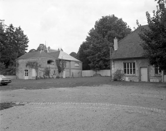 Bâtiments droits dans la cour des parties commerciales. © Région Bourgogne-Franche-Comté, Inventaire du patrimoine