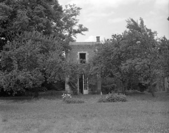 Vue de l'orangerie au fond du parc. © Région Bourgogne-Franche-Comté, Inventaire du patrimoine