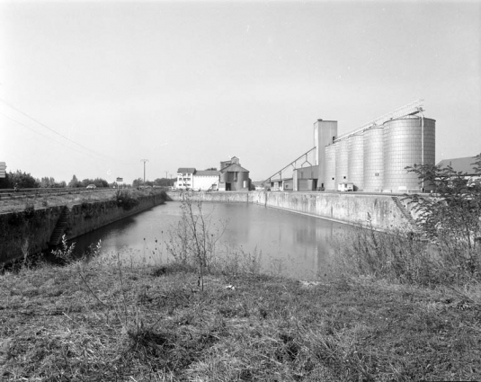 La gare fluviale de face et les silos. © Région Bourgogne-Franche-Comté, Inventaire du patrimoine