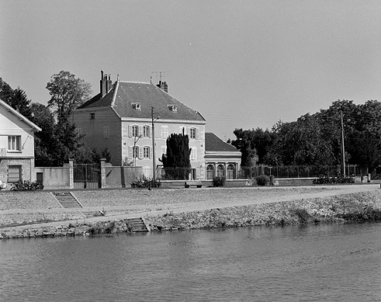 Vue d'ensemble de trois quarts gauche avec la Saône au premier plan. © Région Bourgogne-Franche-Comté, Inventaire du patrimoine