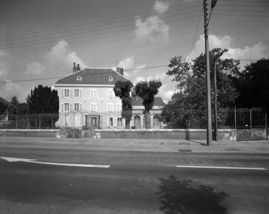 Vue d'ensemble de face, avec la rue Villeneuve au premier plan. © Région Bourgogne-Franche-Comté, Inventaire du patrimoine