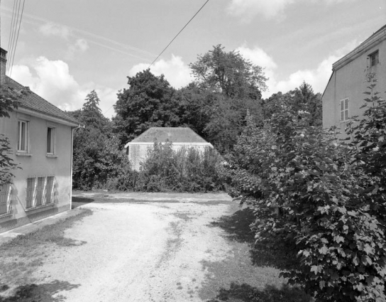 Façade postérieure d'une dépendance dans le parc, depuis la parcelle voisine. © Région Bourgogne-Franche-Comté, Inventaire du patrimoine