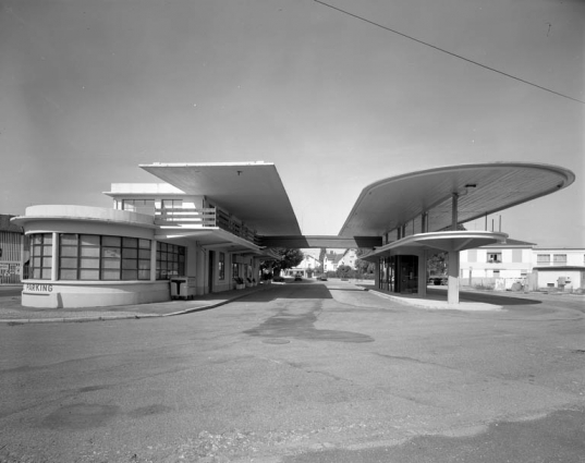 Façade latérale droite de l'édifice avec le quai de débarquement. © Région Bourgogne-Franche-Comté, Inventaire du patrimoine