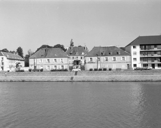 Vue d'ensemble de face depuis le quai Mavia. © Région Bourgogne-Franche-Comté, Inventaire du patrimoine