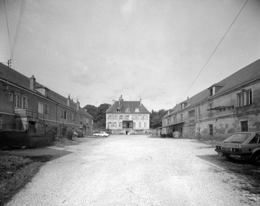 Habitation et parties commerciales à l'entrée de la cour. © Région Bourgogne-Franche-Comté, Inventaire du patrimoine