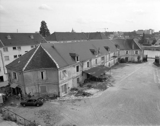 Parties commerciales à droite de la cour, depuis l'habitation. © Région Bourgogne-Franche-Comté, Inventaire du patrimoine