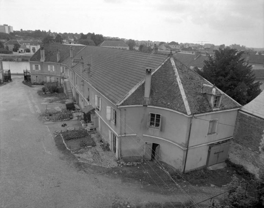 Parties commerciales à gauche de la cour, depuis l'habitation. © Région Bourgogne-Franche-Comté, Inventaire du patrimoine