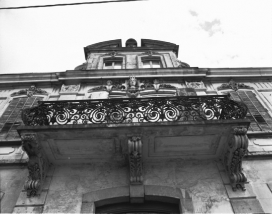 Balcon du premier étage de l'habitation, vu en contre-plongée. © Région Bourgogne-Franche-Comté, Inventaire du patrimoine