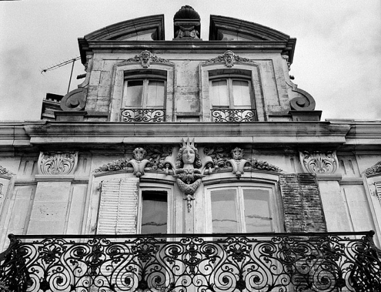 Façade antérieure de l'habitation. Détail du premier étage et du couronnement en 1988. © Région Bourgogne-Franche-Comté, Inventaire du patrimoine