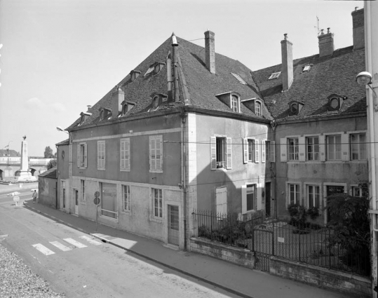 Façade latérale droite de trois quarts droit, avant restauration. © Région Bourgogne-Franche-Comté, Inventaire du patrimoine