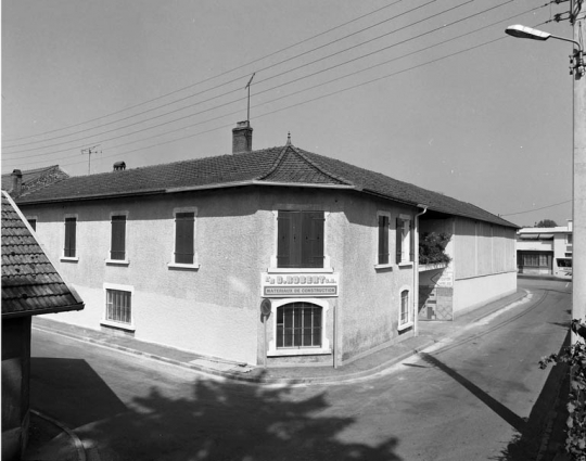 Façades postérieure et latérale gauche à l'angle des rues de la Gare et de Belfort. © Région Bourgogne-Franche-Comté, Inventaire du patrimoine