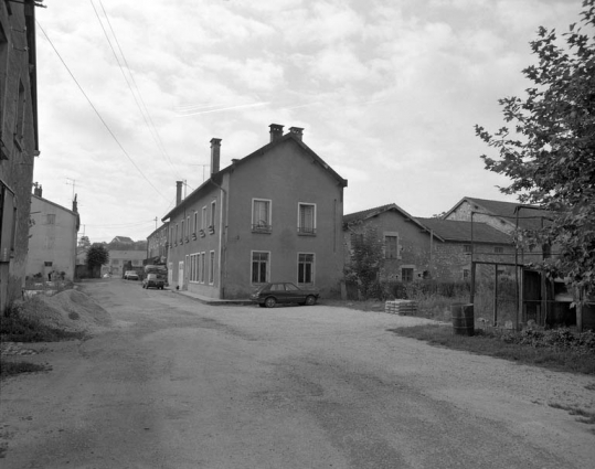 Vue des logements depuis le fond de la cour. © Région Bourgogne-Franche-Comté, Inventaire du patrimoine