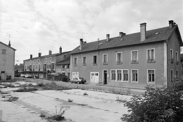 Au premier plan, traces d'un entrepot détruit en 1988 ; au fond logements gauches. © Région Bourgogne-Franche-Comté, Inventaire du patrimoine