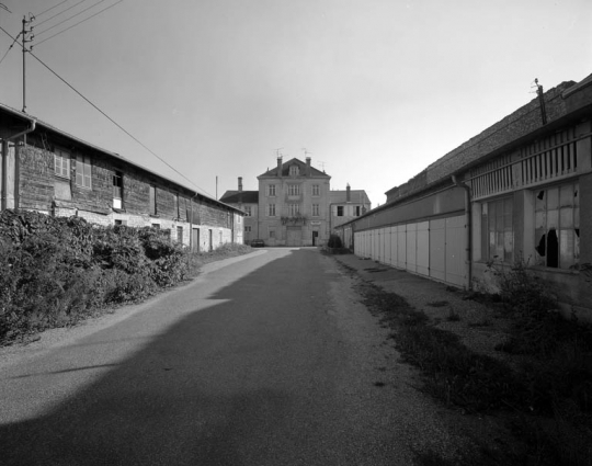 Habitation en fond de cour et chais de part et d'autre. © Région Bourgogne-Franche-Comté, Inventaire du patrimoine