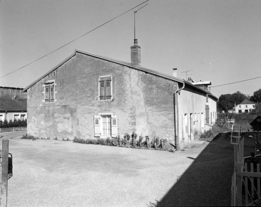 Façade latérale droite du chais gauche et habitation au revers. © Région Bourgogne-Franche-Comté, Inventaire du patrimoine