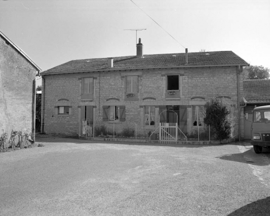 Façade antérieure de l'écurie transformée en habitation. © Région Bourgogne-Franche-Comté, Inventaire du patrimoine
