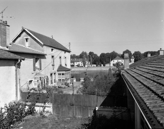 Habitation appuyée contre le chais gauche, et donnant sur le quai Mavia. © Région Bourgogne-Franche-Comté, Inventaire du patrimoine