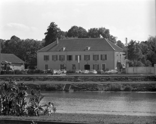 Le bâtiment principal depuis le quai Villeneuve. © Région Bourgogne-Franche-Comté, Inventaire du patrimoine