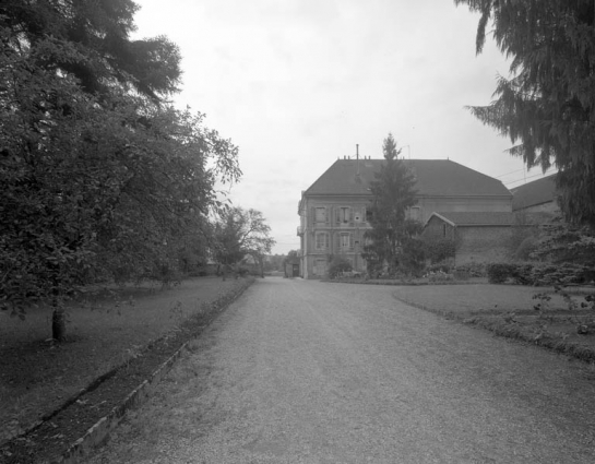 Façade postérieure depuis le fond du parc. © Région Bourgogne-Franche-Comté, Inventaire du patrimoine