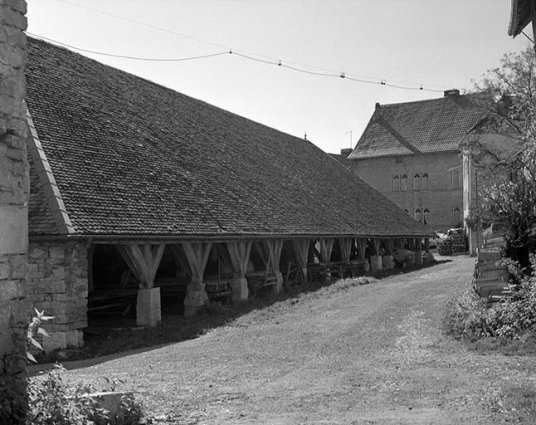 Façade sur poteaux : de trois quarts gauche. © Région Bourgogne-Franche-Comté, Inventaire du patrimoine