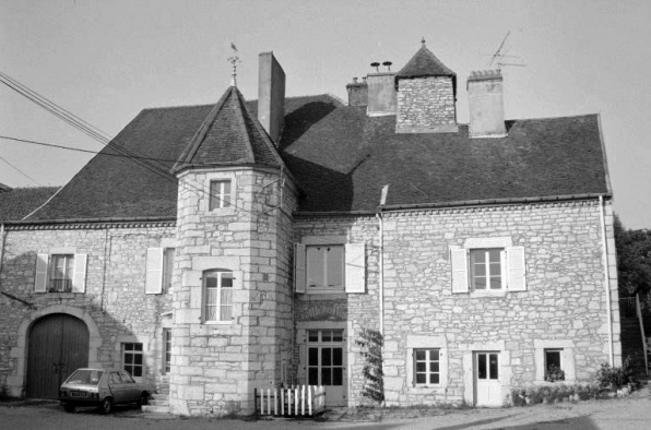 Façade antérieure du logement patronal et des écuries. © Région Bourgogne-Franche-Comté, Inventaire du patrimoine