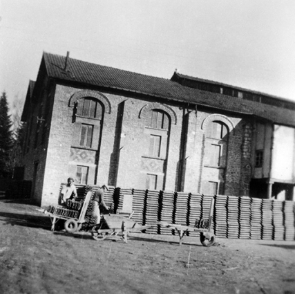 Stockage des tuiles cuites en plein air. © Région Bourgogne-Franche-Comté, Inventaire du patrimoine