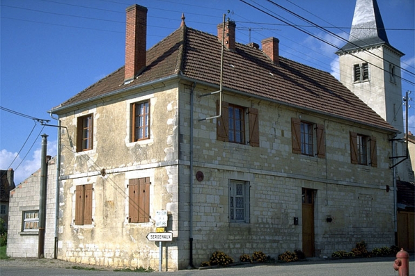 Ancienne école, vue de trois quarts gauche. © Région Bourgogne-Franche-Comté, Inventaire du patrimoine