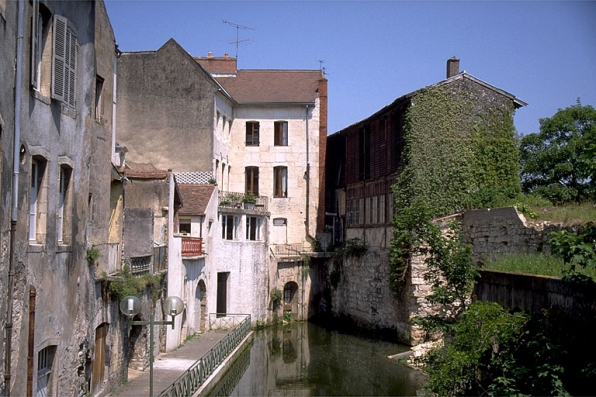 Logement (E) et pièce de séchage, depuis le canal des Tanneurs. © Région Bourgogne-Franche-Comté, Inventaire du patrimoine