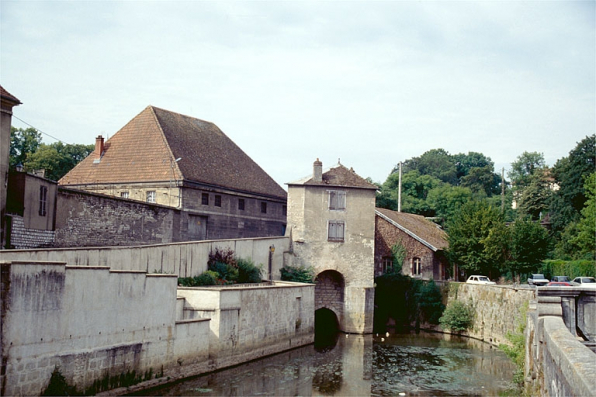 Bureau (ancienne tour de fortification). © Région Bourgogne-Franche-Comté, Inventaire du patrimoine