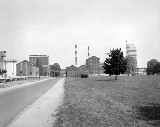 Soudière (10) et ancien atelier du chlorure de calcium (à l'extrémité de la caustification 20), vus de l'ouest. A droite, la tour de perlisation. © Région Bourgogne-Franche-Comté, Inventaire du patrimoine Soudière (10) et ancien atelier du chlorure de calcium (à l'extrémité de la caustification 20), vus de l'ouest. A droite, la tour de perlisation. © Région Bourgogne-Franche-Comté, Inventaire du patrimoine