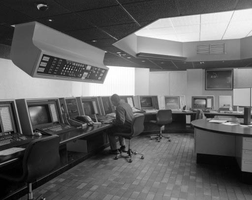 Intérieur de la salle de contrôle de la Salle 5 : écrans de contrôle. © Région Bourgogne-Franche-Comté, Inventaire du patrimoine