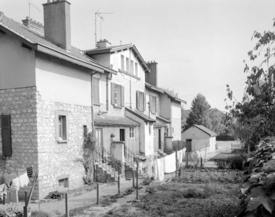 Façade postérieure d'un immeuble identique, 2, 4, 6, 8 place Victor Hugo. © Région Bourgogne-Franche-Comté, Inventaire du patrimoine