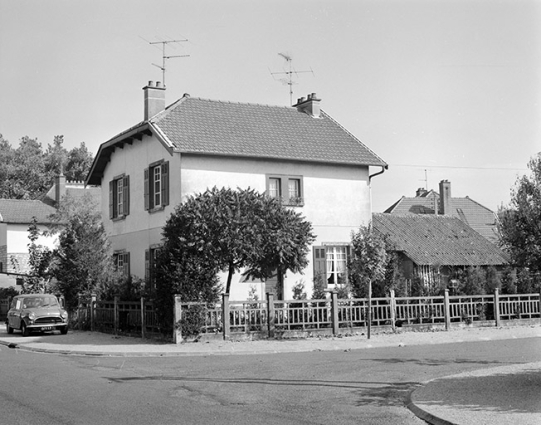 Façade antérieure et face latérale droite. © Région Bourgogne-Franche-Comté, Inventaire du patrimoine
