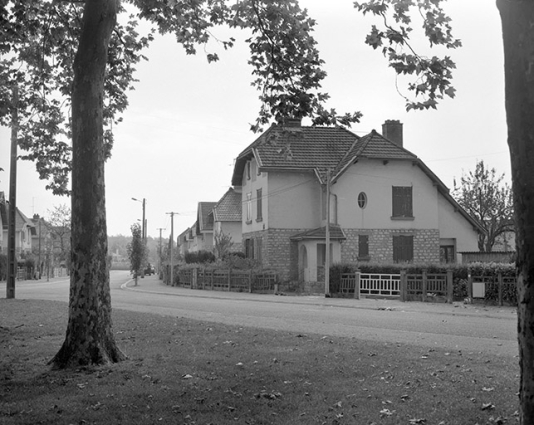 Façade antérieure et face latérale droite. © Région Bourgogne-Franche-Comté, Inventaire du patrimoine