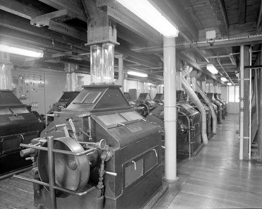 Atelier de fabrication (L), 1er étage : rangée d'appareils à cylindres. © Région Bourgogne-Franche-Comté, Inventaire du patrimoine