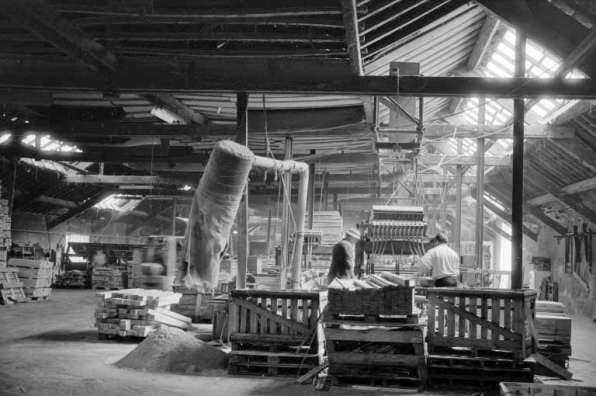 Fabrique de palettes Bourgeois, atelier de fabrication (9) : ouvriers au travail. © Région Bourgogne-Franche-Comté, Inventaire du patrimoine