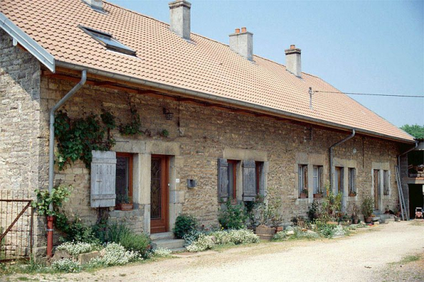 Maison de la cité ouvrière (10, rue de la Paix) vue du sud. Cadastre : 1980 AK 15. © Région Bourgogne-Franche-Comté, Inventaire du patrimoine